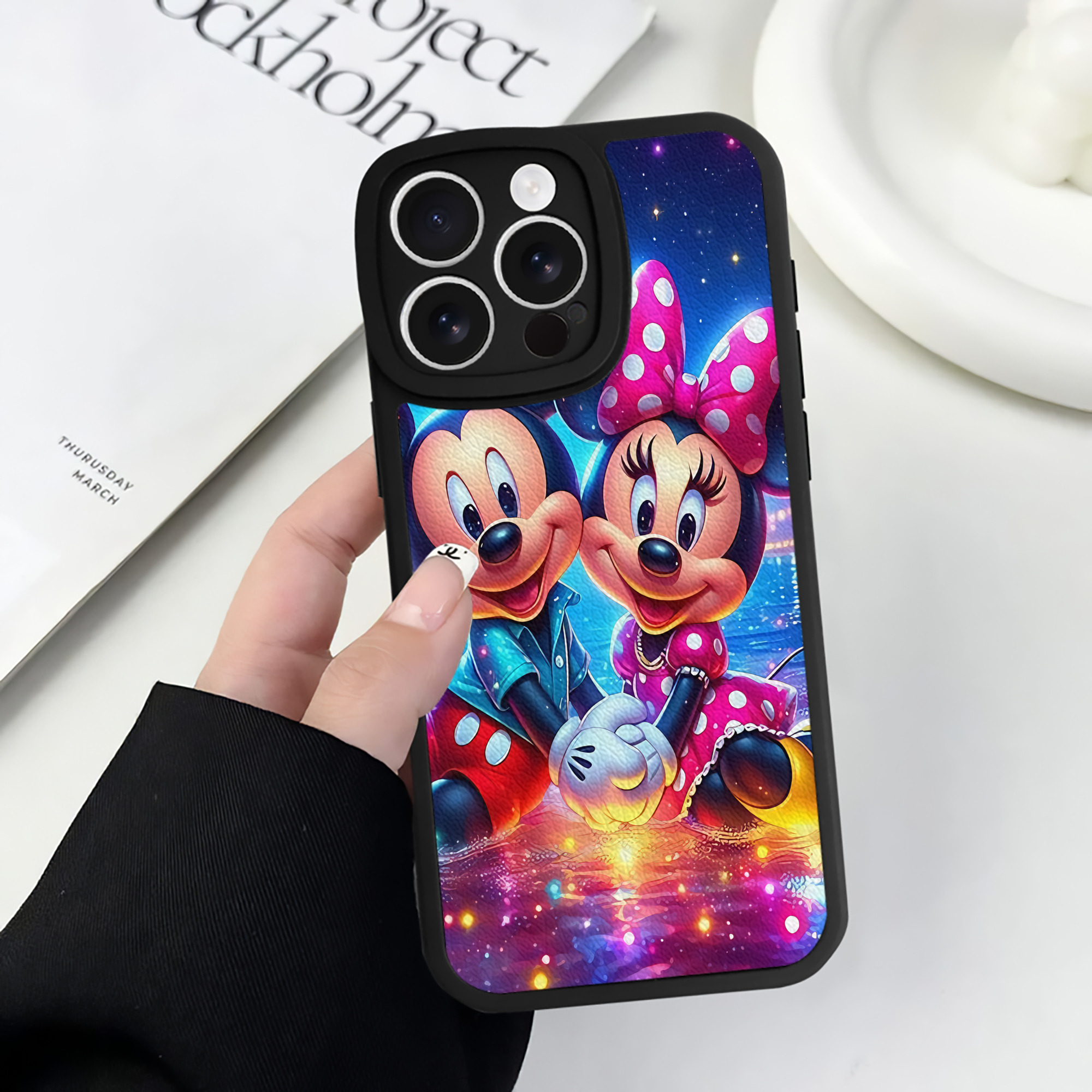 （画像用） ミッキーマウス Mickey Mouse 【iPhone 16シリーズ対応】シリコンスマホケース（レザー調） 材質：シリコン